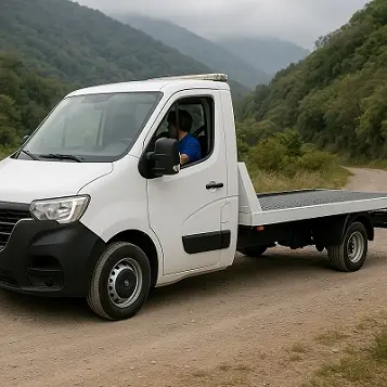 Grúa blanca circulando por camino de ripio en Tucumán